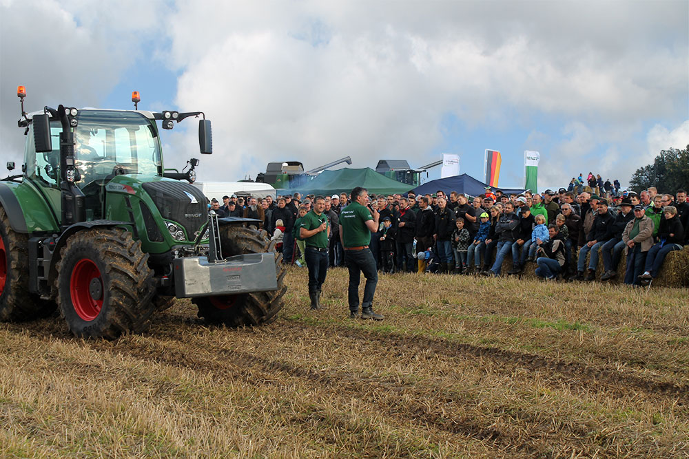 Präsentation FENDT Traktor auf dem Acker in Mosheim